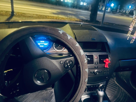 Mercedes-Benz C200 8 of 12