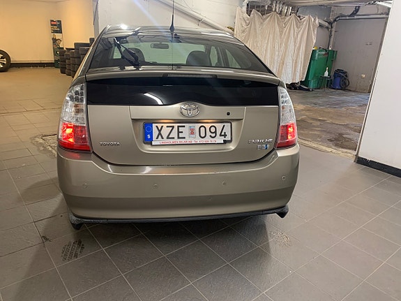Toyota Prius 7 of 20