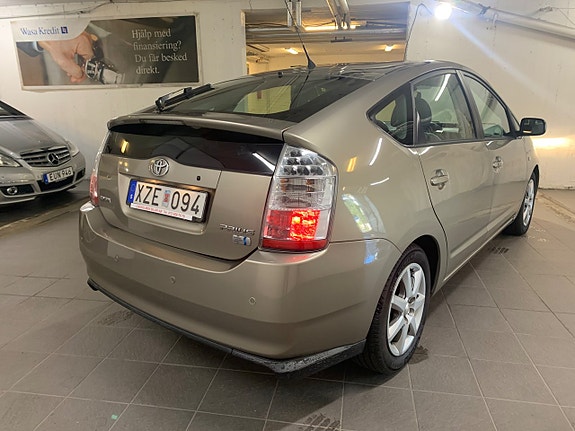 Toyota Prius 4 of 20