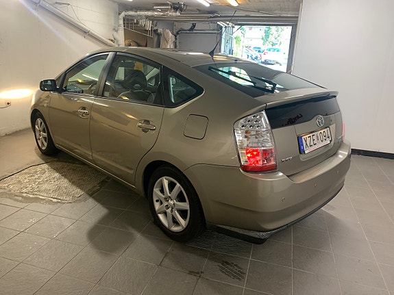 Toyota Prius 5 of 20