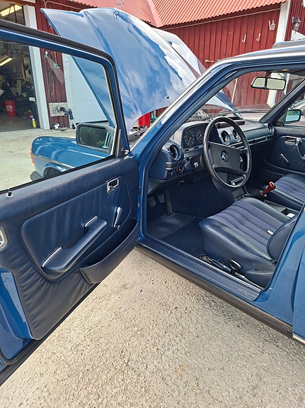 Mercedes-Benz 300 D 12 of 25