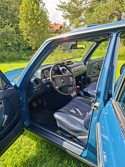 Mercedes-Benz 300 D 7 of 25