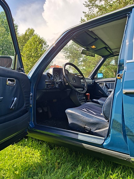 Mercedes-Benz 300 D 3 of 25