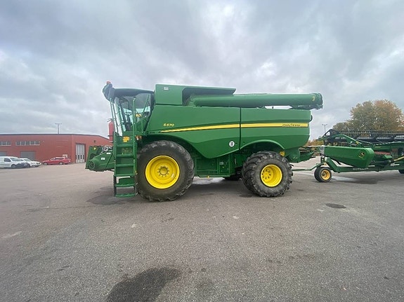John Deere S 670 2 of 24