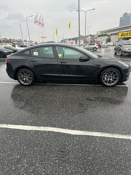 Tesla Model 3 4 of 5