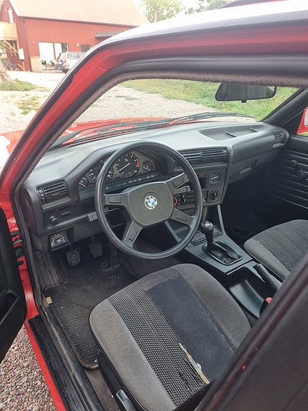 BMW 318i 8 of 12
