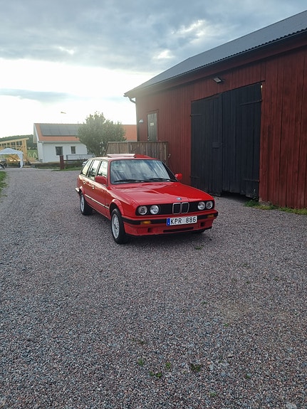 BMW 318i 2 of 12