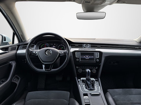 Volkswagen Passat 10 of 30