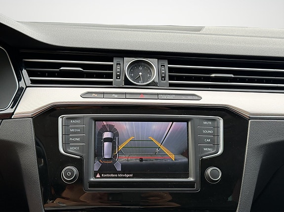 Volkswagen Passat 25 of 30