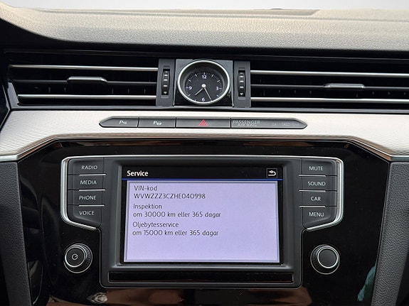 Volkswagen Passat 27 of 30