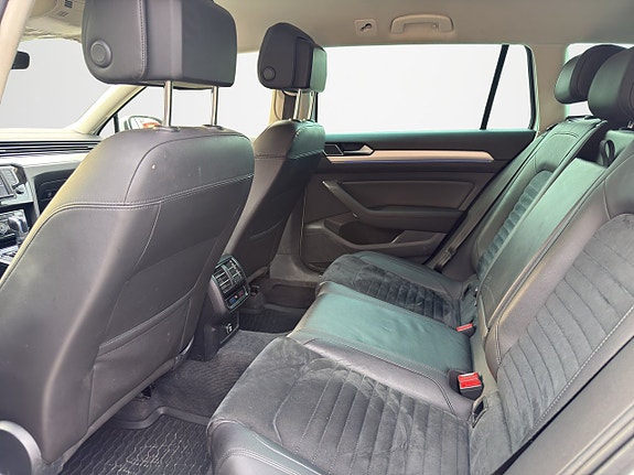 Volkswagen Passat 13 of 30