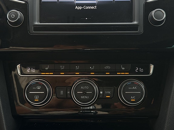 Volkswagen Passat 30 of 30