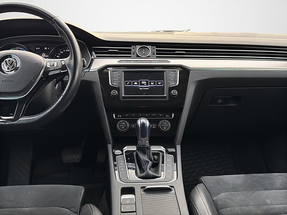 Volkswagen Passat 24 of 30