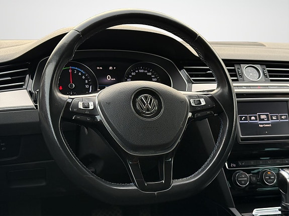 Volkswagen Passat 22 of 30