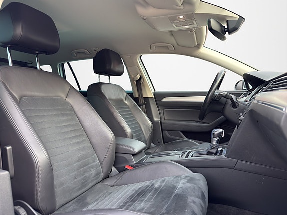 Volkswagen Passat 12 of 30