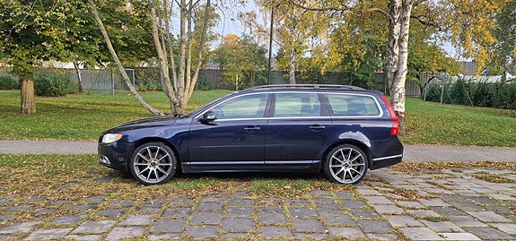 Volvo V70 2 of 7
