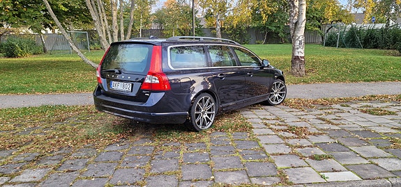 Volvo V70 3 of 7