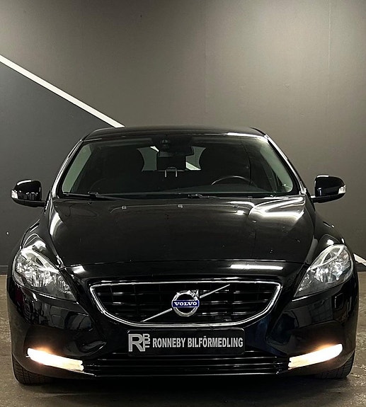 Volvo V40 2 of 17