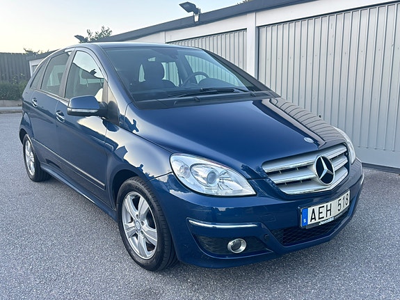 Mercedes-Benz B180 2 of 7