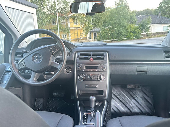 Mercedes-Benz B180 5 of 7