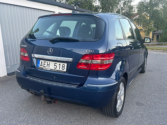 Mercedes-Benz B180 4 of 7