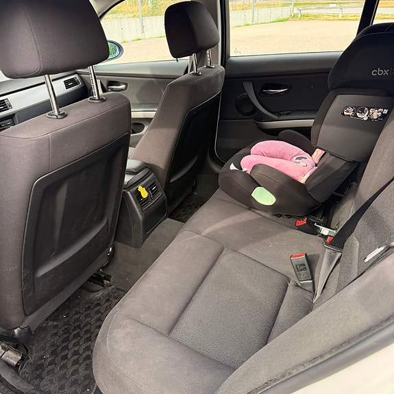 BMW 320i 8 of 9