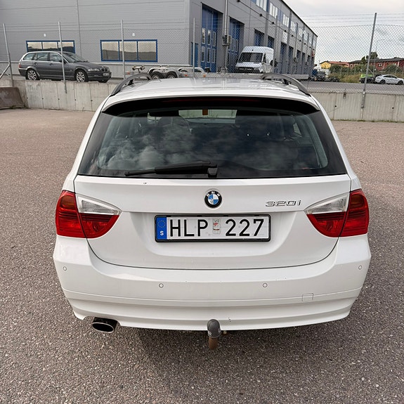 BMW 320i 2 of 9