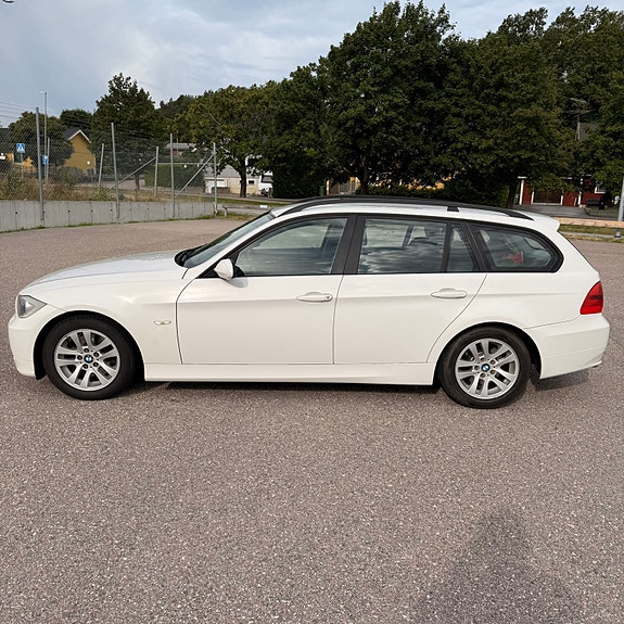 BMW 320i 3 of 9