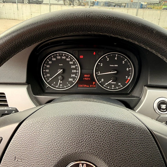 BMW 320i 6 of 9