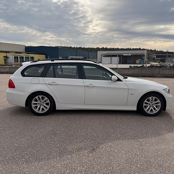 BMW 320i 4 of 9