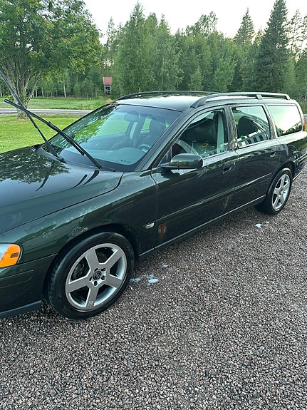 Volvo V70 2 of 6