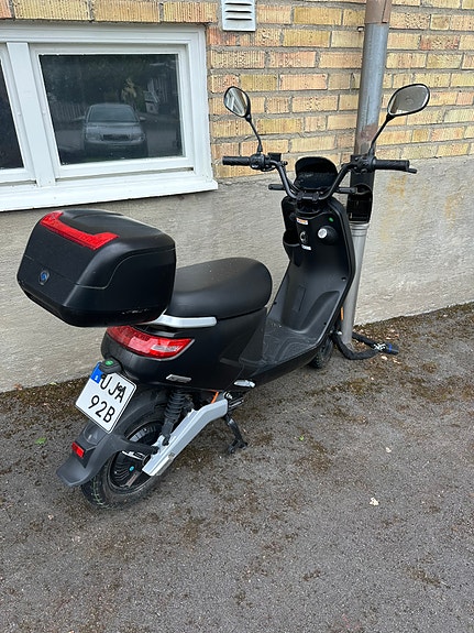 Lvneng LV scooter 2 of 4