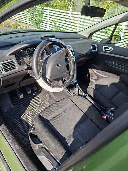 Peugeot 307 2 of 5