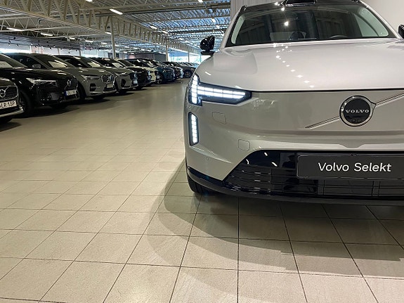 Volvo EX90 23 of 25