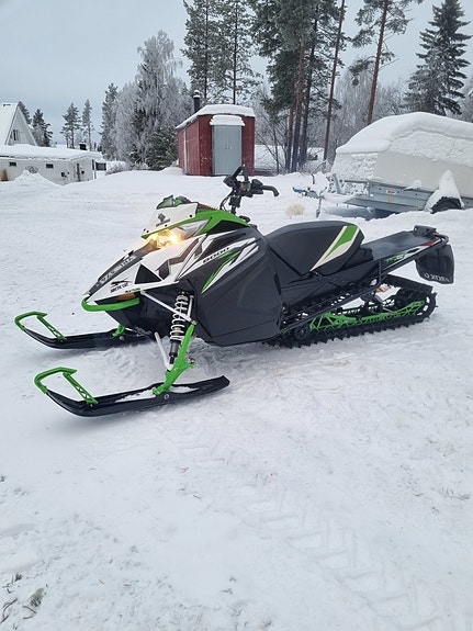 Arctic-cat M8000 2 of 4