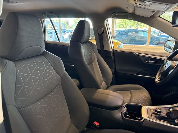 Toyota RAV4 12 of 18