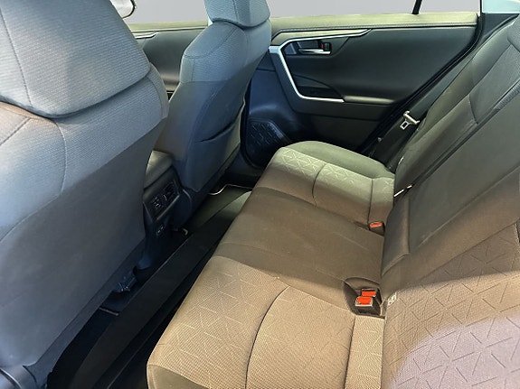 Toyota RAV4 8 of 18