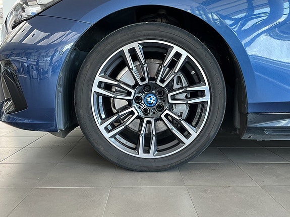 BMW i5 4 of 15