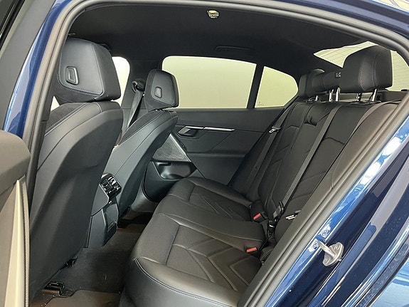 BMW i5 11 of 15