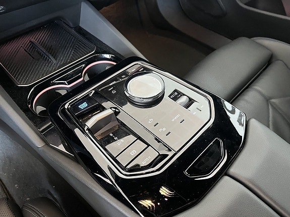 BMW i5 8 of 15