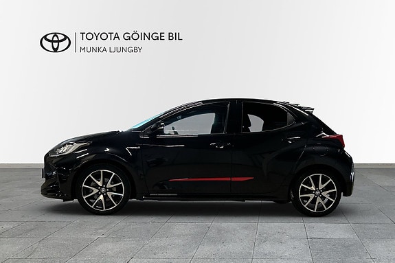 Toyota Yaris 2 of 12