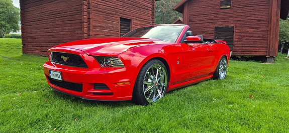 Ford Mustang 2 of 3