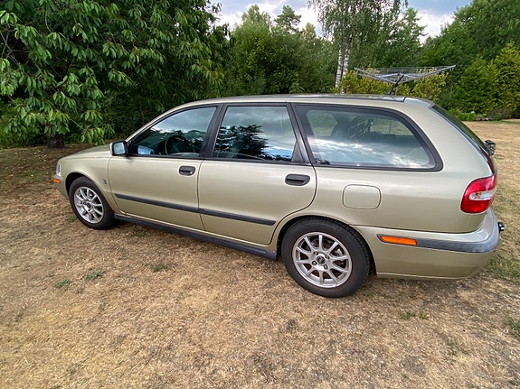 Volvo V40 2 of 7