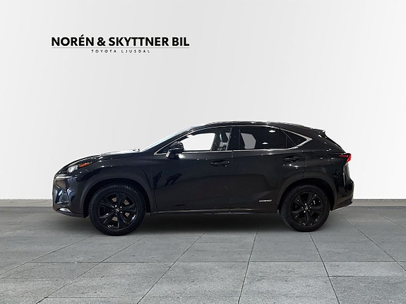 Lexus NX300h 2 of 10