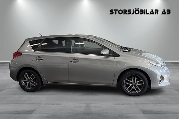 Toyota Auris 2 of 17