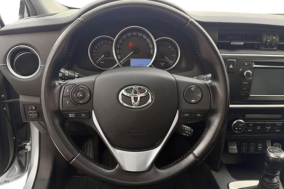 Toyota Auris 14 of 17