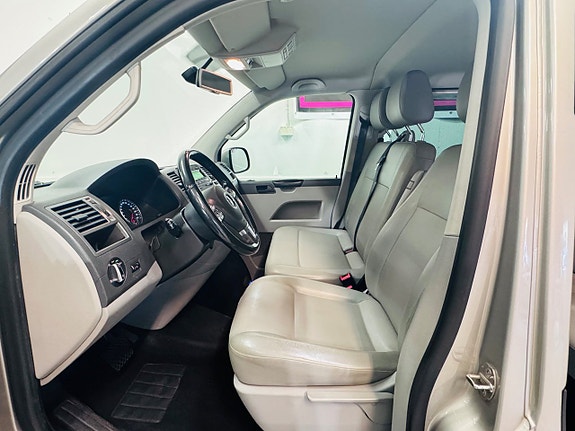 Volkswagen Caravelle 8 of 24