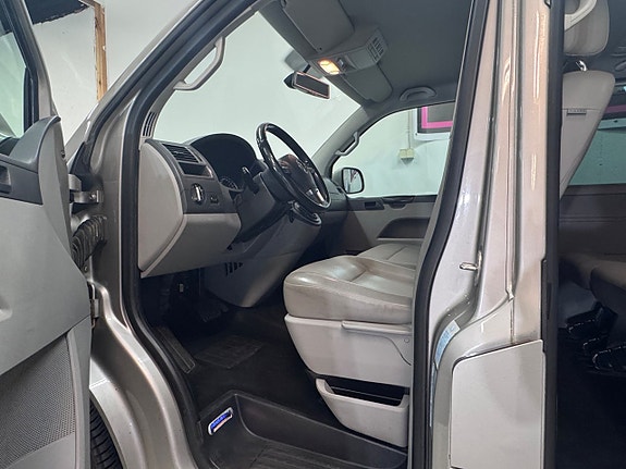 Volkswagen Caravelle 7 of 24