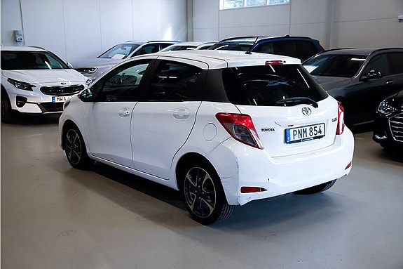 Toyota Yaris 3 of 15