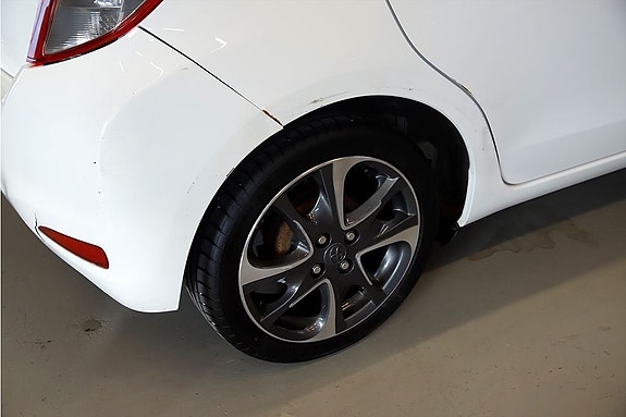 Toyota Yaris 11 of 15